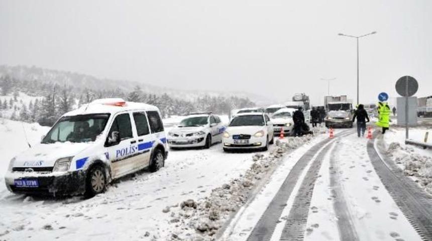 K&uuml;tahya'da Şehirlerarası Yollar Kardan Kapandı