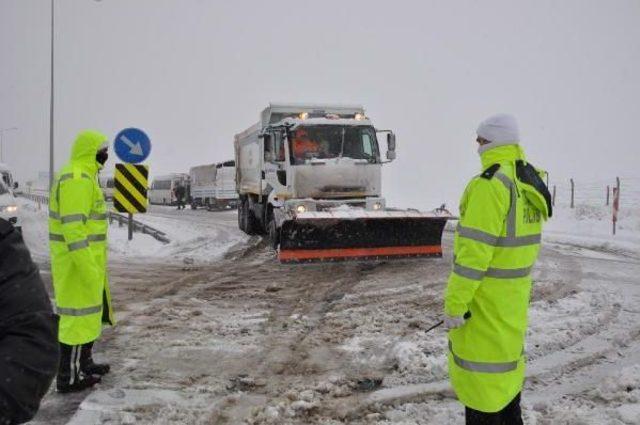 Kütahya'da Şehirlerarası Yollar Kardan Kapandı