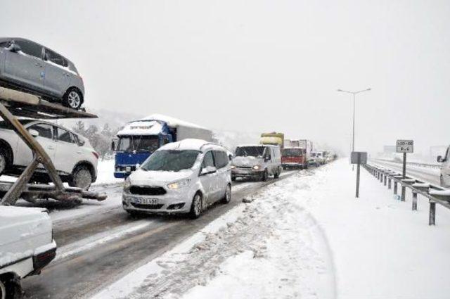 Kütahya'da Şehirlerarası Yollar Kardan Kapandı