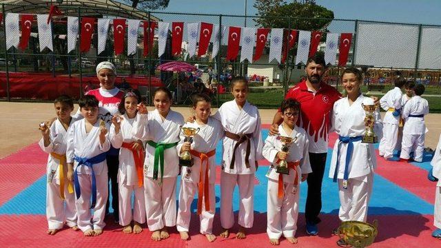 Biga’da Karate Turnuvası Düzenlendi