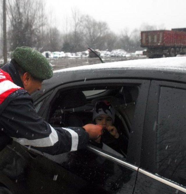 Düzce'de Jandarmadan Kış Lastiği Kontrolü