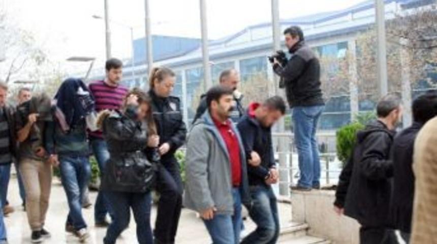 Sahte Polis &Uuml;niversite &Ouml;ğrencilerini Kullanarak Dolandırdı