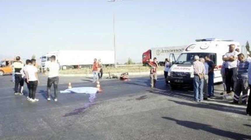 Kavşakta Otomobil Ile Motosiklet &Ccedil;arpıştı: 1 &Ouml;l&uuml;, 1 Yaralı