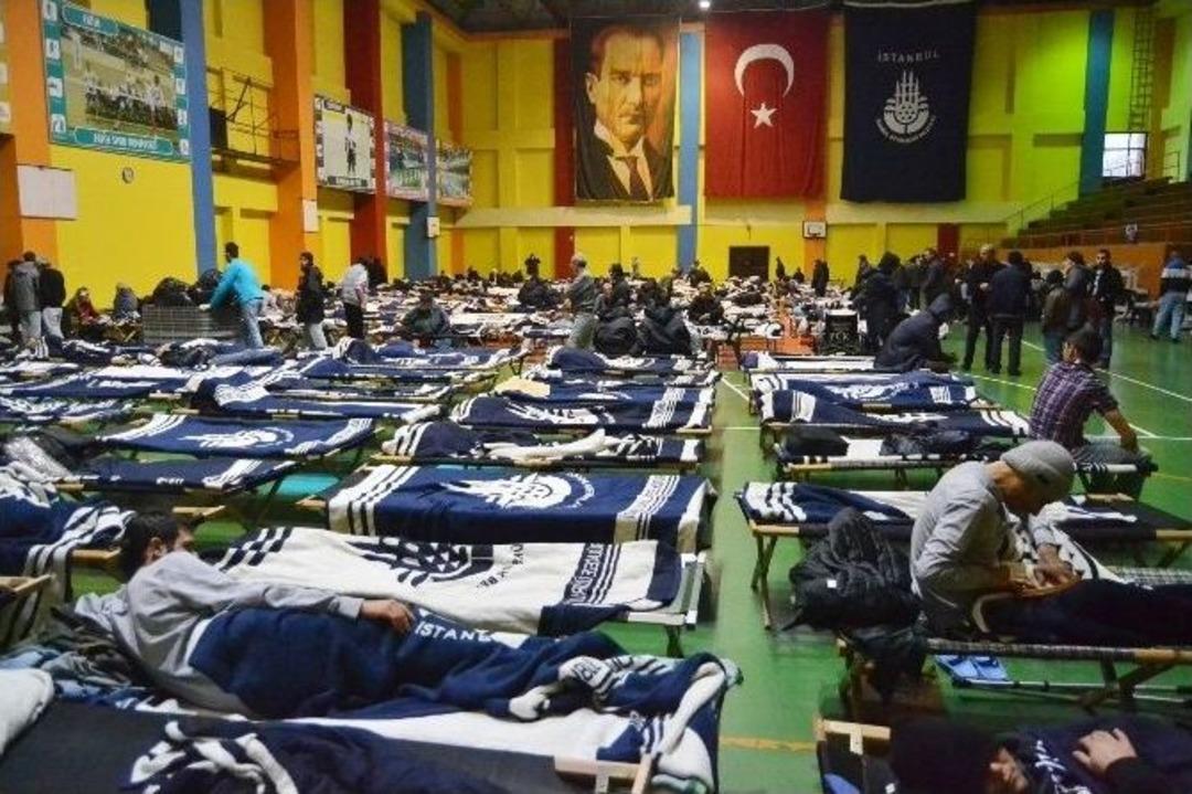 Sokakta Yaşayan Evsizlere İbb Sahip &Ccedil;ıktı