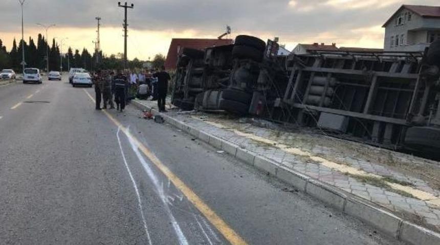 Elektrik Direğine Çarpıp Devrilen Tır'ın Şoförü Yaralandı