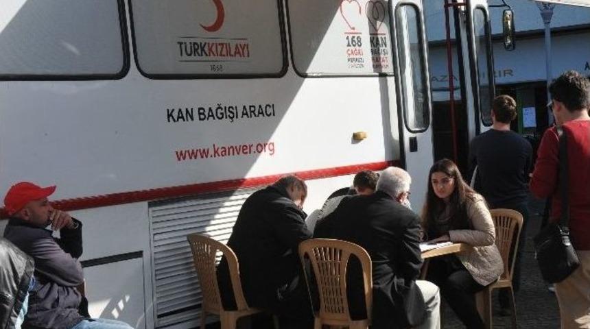 Ak&ccedil;akoca&rsquo;da Kızılay&rsquo;a Kan Bağışı