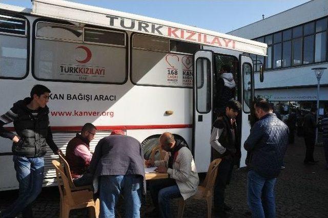 Ak&ccedil;akoca&rsquo;da Kızılay&rsquo;a Kan Bağışı 1