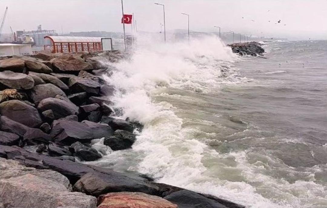 Bandırma&rsquo;da Şiddetli Fırtına Etkili Oluyor