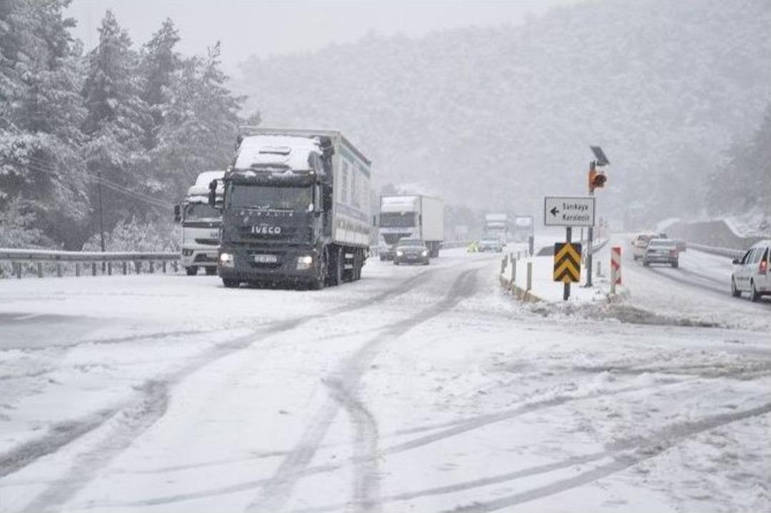 İzmir-manisa Karayolunda Kar Yağışı