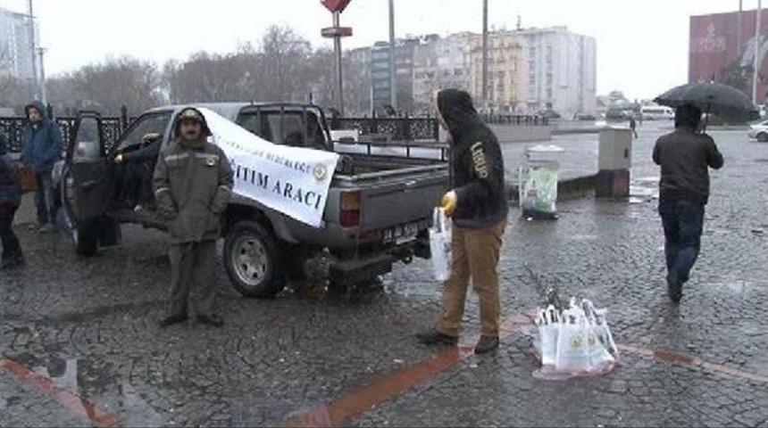 Taksim'de Yılbaşı &Ouml;ncesi Bin Fidan Dağıtıldı