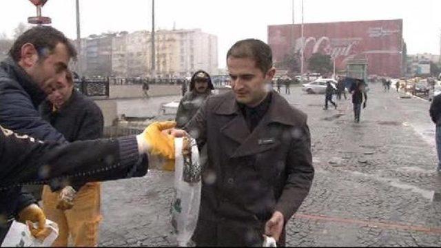 Taksim'de Yılbaşı Öncesi Bin Fidan Dağıtıldı