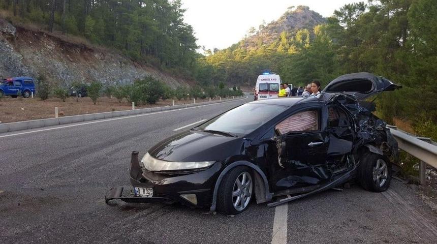 Marmaris&rsquo;te Minib&uuml;s İle Otomobil &Ccedil;arpıştı: 10 Yaralı