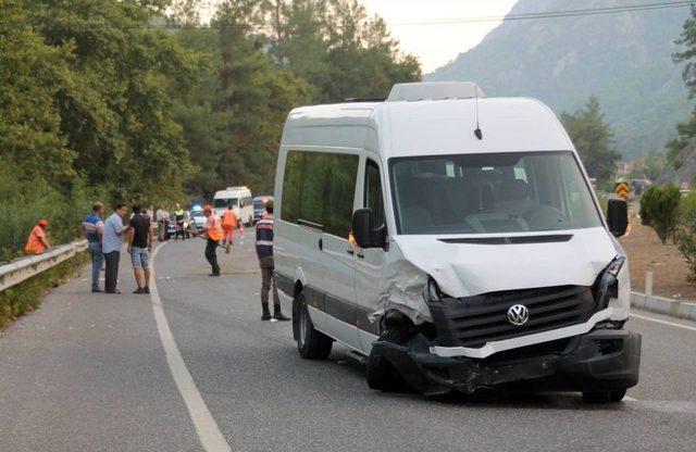Marmaris’te Minibüs İle Otomobil Çarpıştı: 10 Yaralı