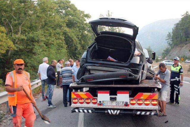 Marmaris’te Minibüs İle Otomobil Çarpıştı: 10 Yaralı