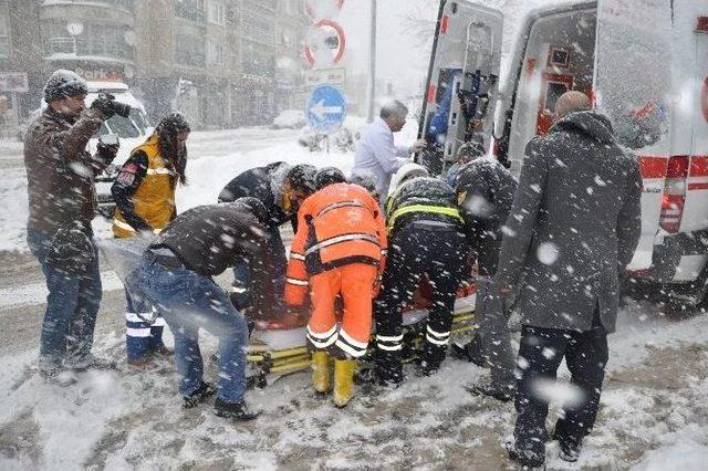 Kara Dayanamayan Çam Dalı Devrildi, 1 Yaralı