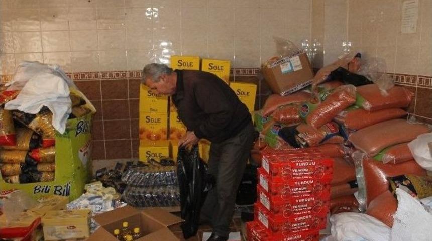 Suriyeli Aileler Yakacak Yardımı Bekliyor