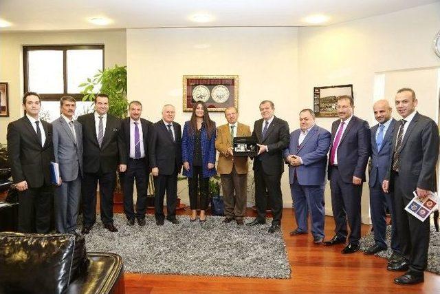 Ato Başkanı Bezci&rsquo;ye&ldquo;kent Konseyi Şeref &Uuml;yeliği&rdquo; Kartı 1