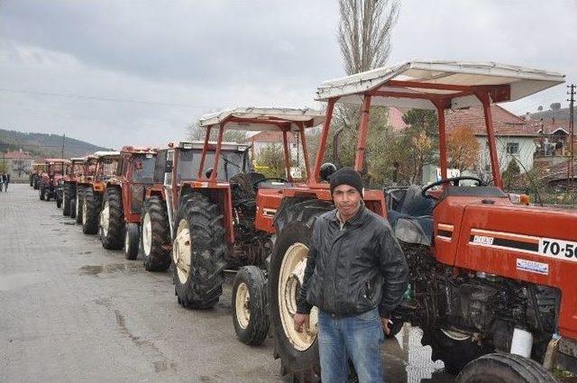 Trakt&ouml;rlerin Ara&ccedil; Muayene Kuyruğu 1