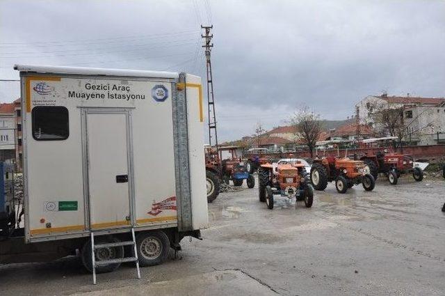 Trakt&ouml;rlerin Ara&ccedil; Muayene Kuyruğu 2