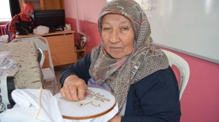 71 Ve 66 Yaşındaki Kursiyerler, Gen&ccedil;lere Taş &Ccedil;ıkarttı