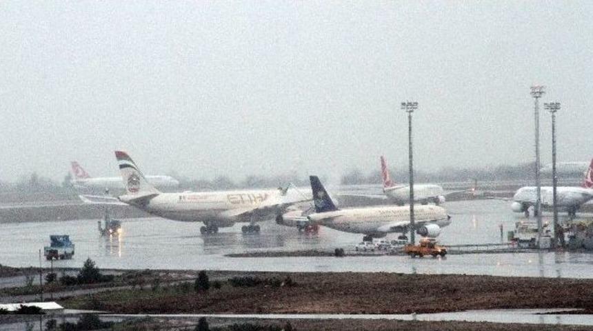 U&ccedil;aklar Buzlanmaya Karşı Alkolle Yıkanıyor