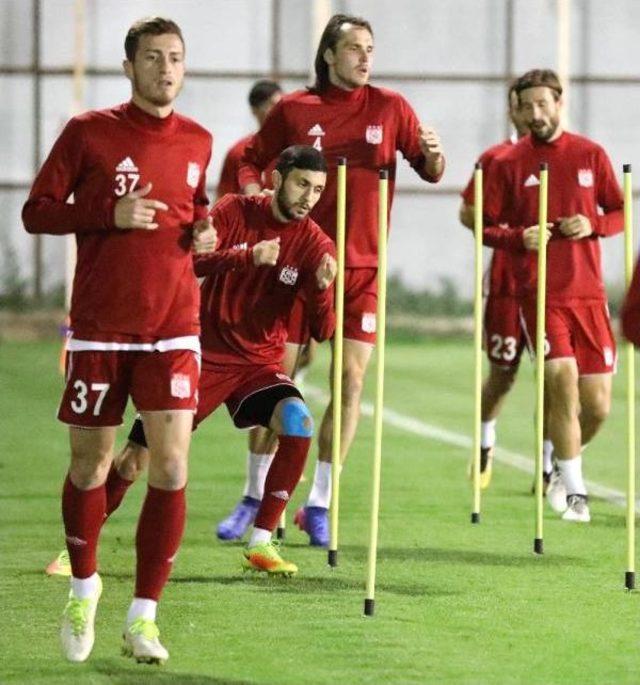 Demir Grup Sivasspor Teknik Direktörü Samet Aybaba: 