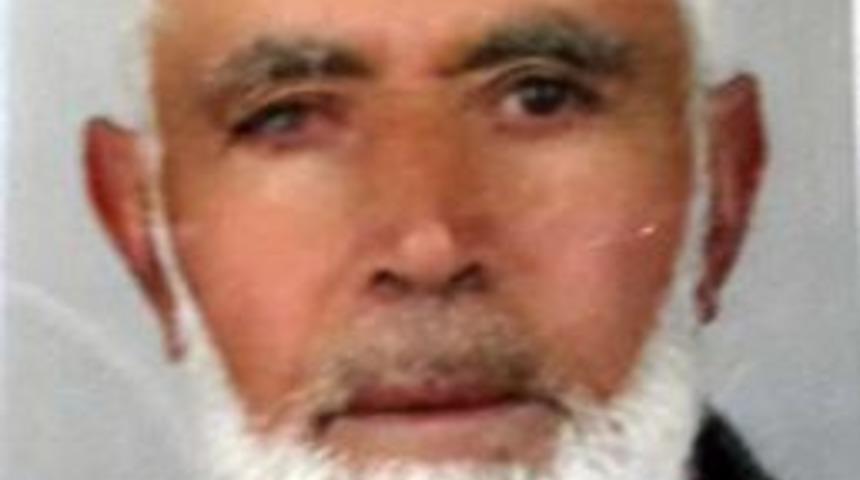 Kuru Otları Yakarken Kıyafetleri Tutuşan Yaşlı Adam &Ouml;ld&uuml;