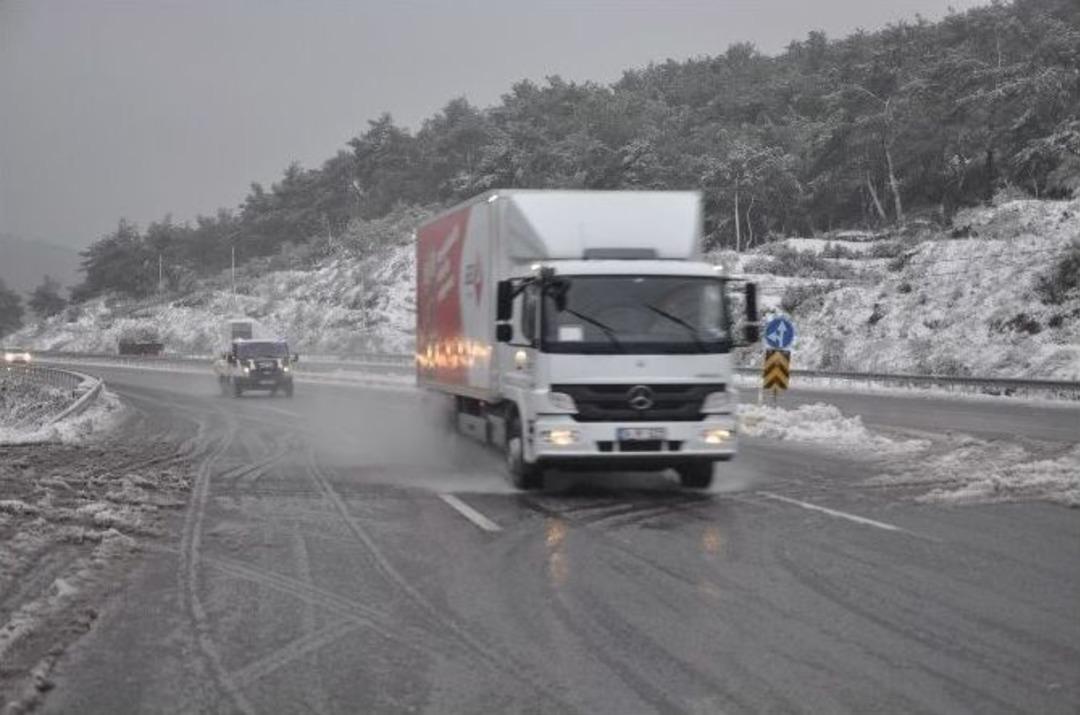 İzmir-manisa Yolu Kar Nedeniyle Ara&ccedil; Trafiğine Kapatıldı