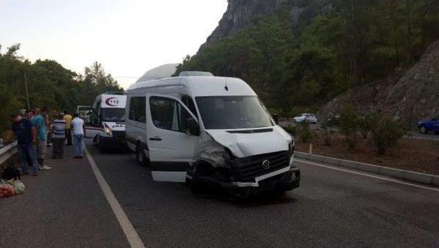 Minibüsle Otomobil Çarpıştı: 10 Kişi Yaralandı
