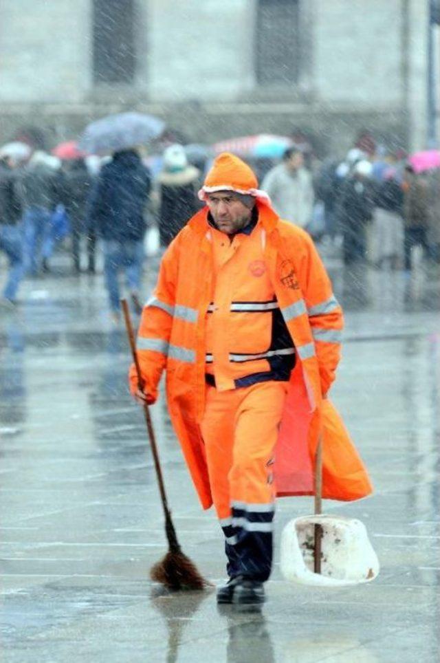 İstanbul'da Kar Yagışı Etkili Oldu