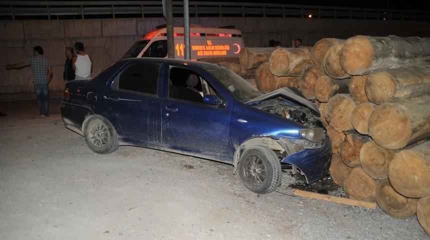 Otomobil Tomruk İstifine &Ccedil;arptı: 1 Yaralı