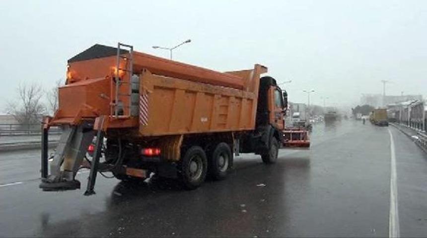 Beylikd&uuml;z&uuml;'nde Kar Yağışı Etkili Oldu