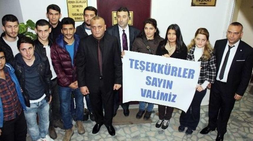 &Uuml;niversiteli Roman &Ccedil;ocuklardan, Vali Şahin&rsquo;e Teşekk&uuml;r Pankartı
