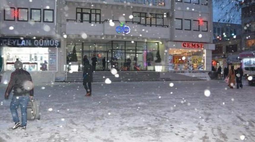 &Ccedil;orlu&rsquo;Da Kar Yağışı