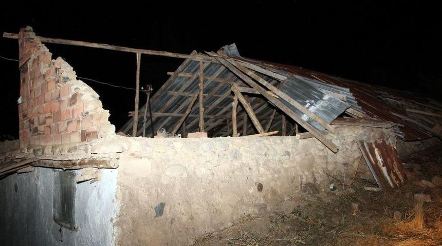 Yozgat&rsquo;ta Hortum Evlerin &Ccedil;atılarını U&ccedil;urdu