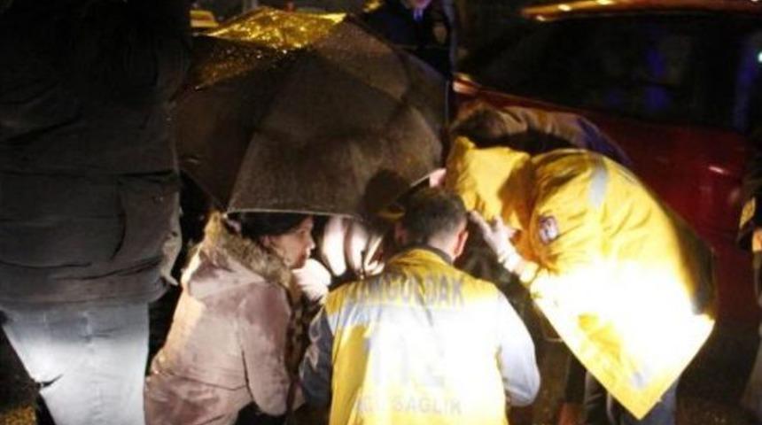 Minib&uuml;s&uuml;n &Ccedil;arptığı Gen&ccedil; Kız Yaralandı