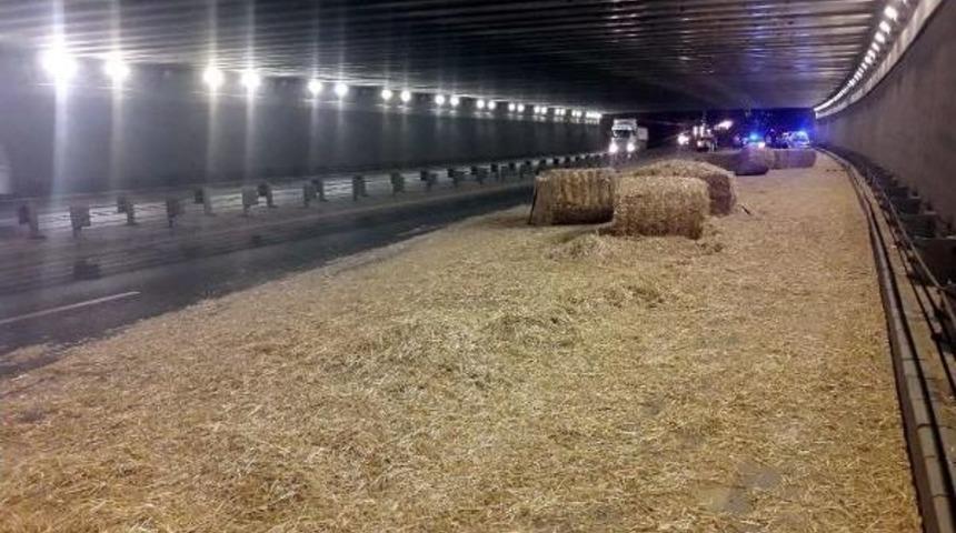 Saman Y&uuml;kl&uuml; Tır, Alt Ge&ccedil;ide &Ccedil;arptı &nbsp;