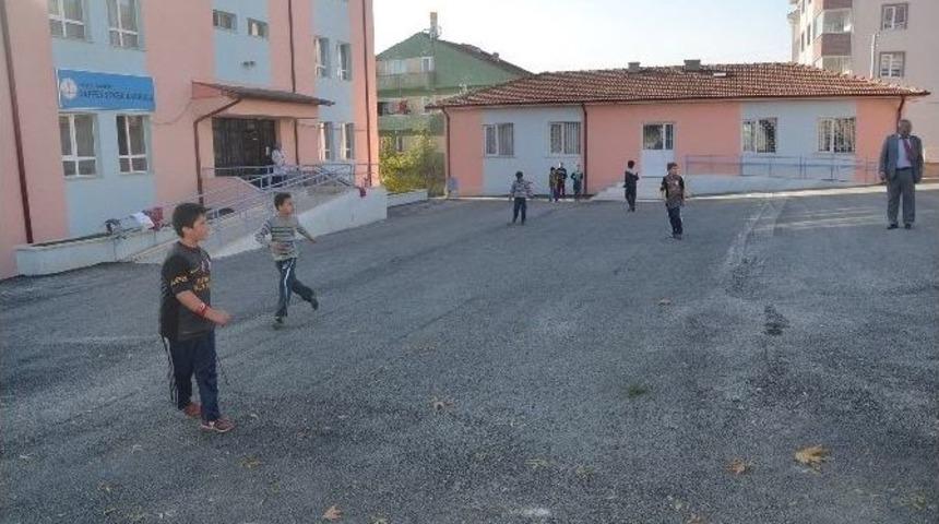 Saffet Şeker İlkokulu&rsquo;nun Bah&ccedil;esi Asfaltlandı
