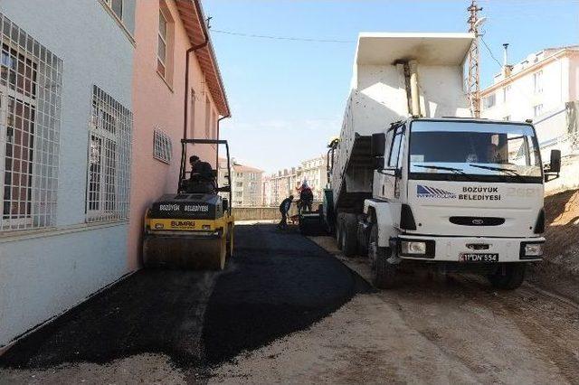 Saffet Şeker İlkokulu&rsquo;nun Bah&ccedil;esi Asfaltlandı 1