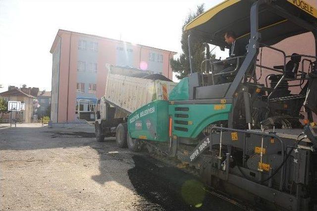 Saffet Şeker İlkokulu&rsquo;nun Bah&ccedil;esi Asfaltlandı 2