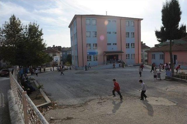 Saffet Şeker İlkokulu&rsquo;nun Bah&ccedil;esi Asfaltlandı 3