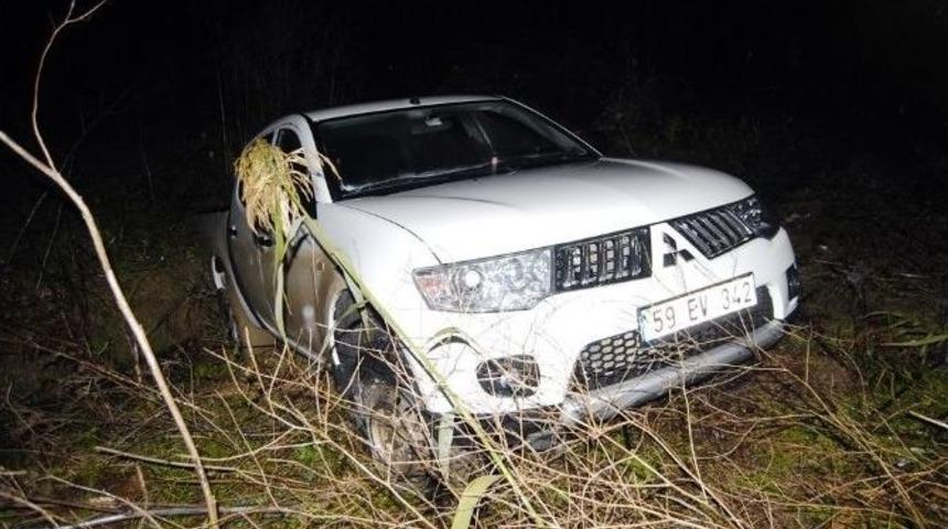 Tekerleği Patlayan Pikap Tarlaya U&ccedil;tu