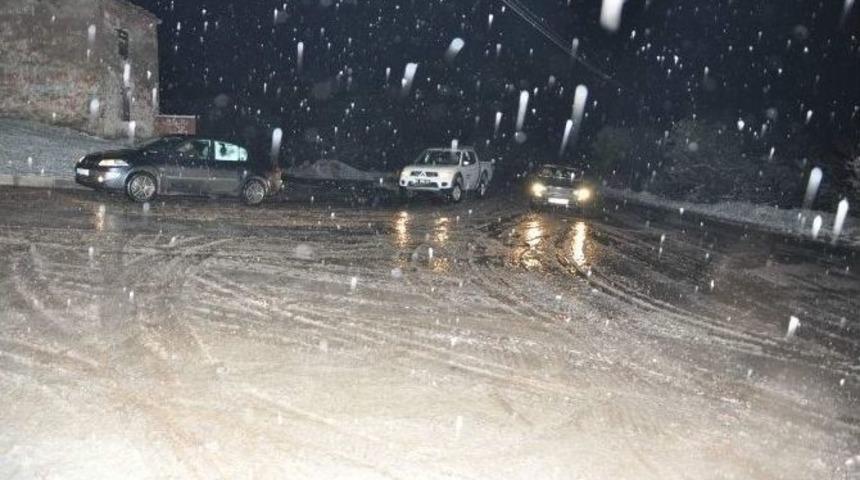 İzmir&rsquo;in Kuzeyinde K&ouml;y Yolları Ulaşıma Kapandı