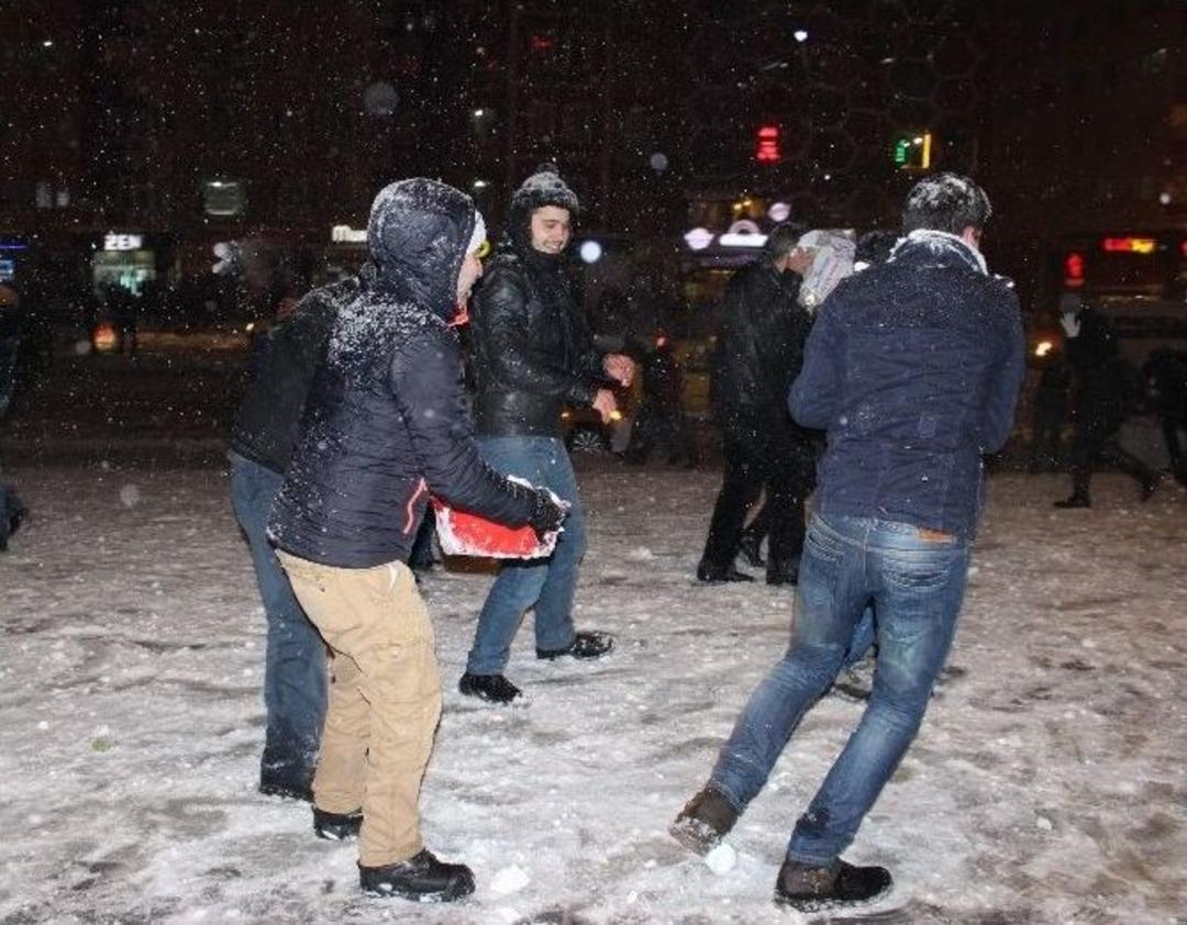 Eskişehir&rsquo;de Geleneksel "kartopu Savaşı"