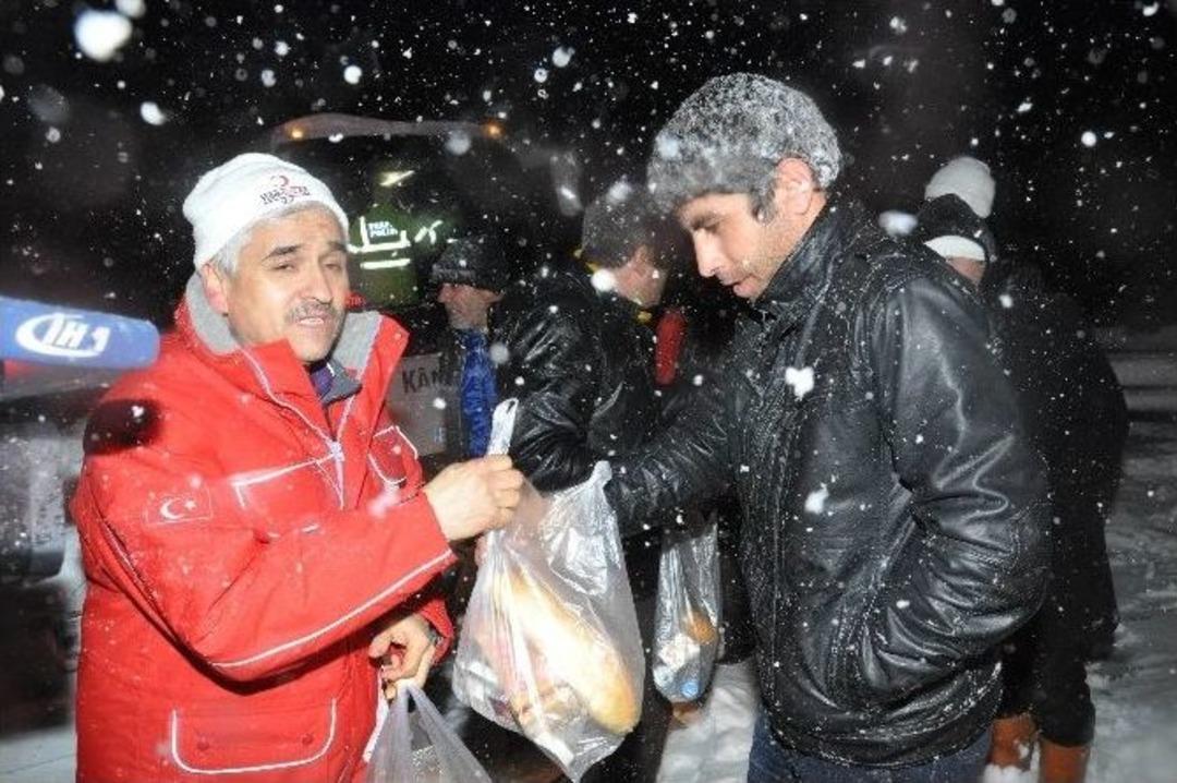 (&ouml;zel Haber) Balıkesir&rsquo;de Kar Mağdurlarının İmdadına Kızılay Yetişti
