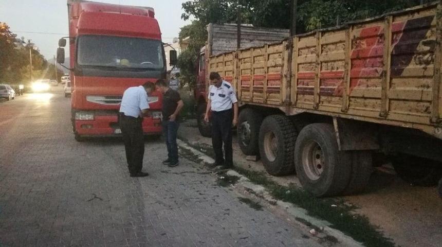 &Ccedil;aldıkları 100 Litre Mazotu Taşıyamayınca, Yarı Yolda Bırakıp Ka&ccedil;tılar