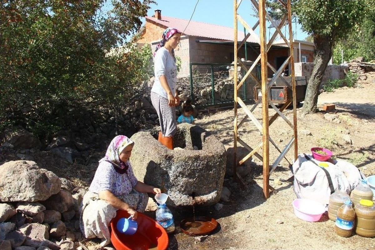80 Yıllık El Yapımı Taş Havuzda Ayakları İle Ezip &Uuml;z&uuml;m Şırası &Uuml;retiyorlar