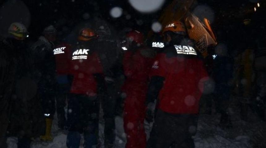 Kar Sebebiyle G&ouml;&ccedil;&uuml;k Altında Kalan 200 Koyun Canlı Kurtarıldı