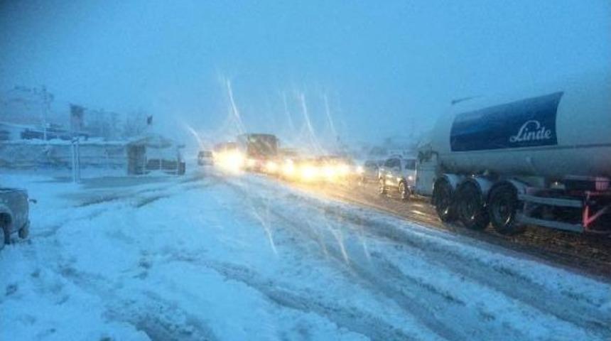 Kırkağa&ccedil;'ta Etkili Kar Yağışı (2)