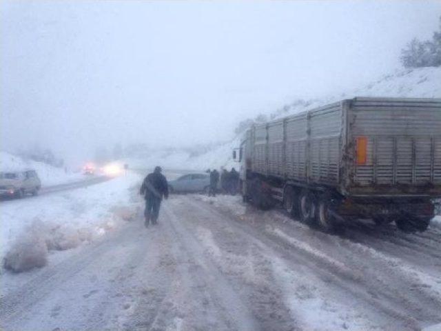 Kırkağaç'ta Etkili Kar Yağışı (2)